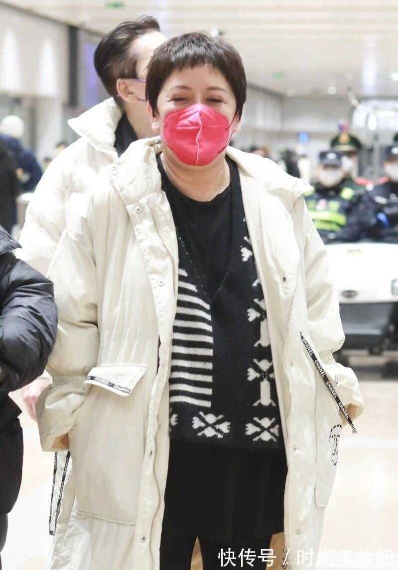 搭配 向太真的太会打扮了,穿“7万”羽绒服配长靴,高级洋气又气质