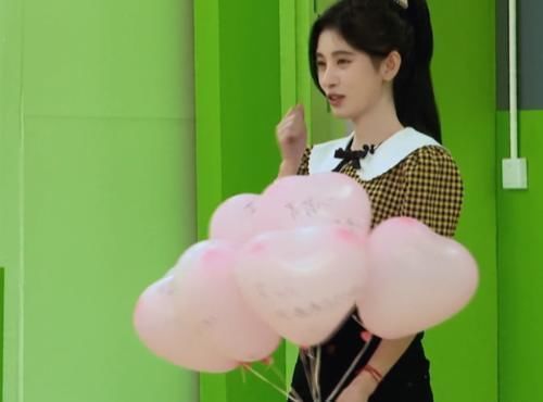 鞠婧祎排练时不停笑场,惹得节目没法正常进行,高卿尘一个眼神说明问题