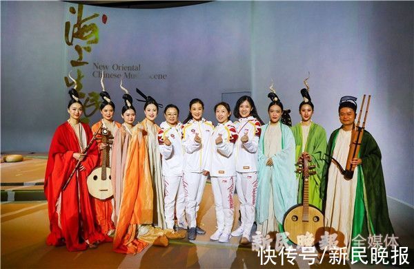 花样游泳&花游天团游进“国风港湾”，还和唢呐演奏家比起了肺活量