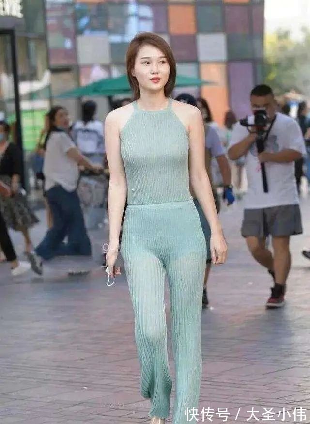 迷笛裙|美女街拍:瑜伽裤塑造经典身型,完美勾勒出女士那曼妙的身姿,挺拓有型