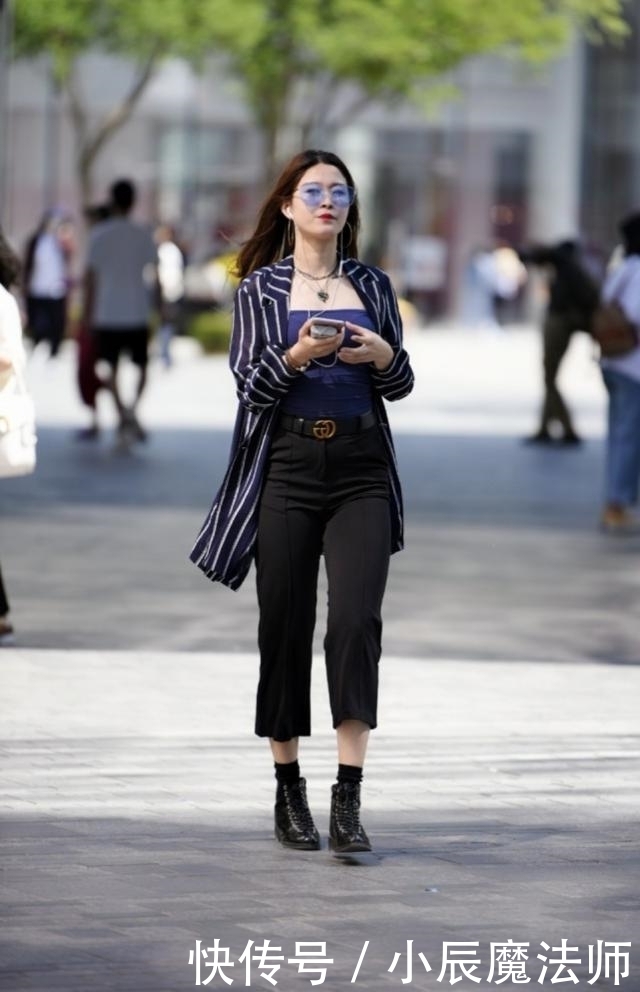 休闲装|路人街拍,卡其色休闲装搭配条纹裤,很有气质的感觉