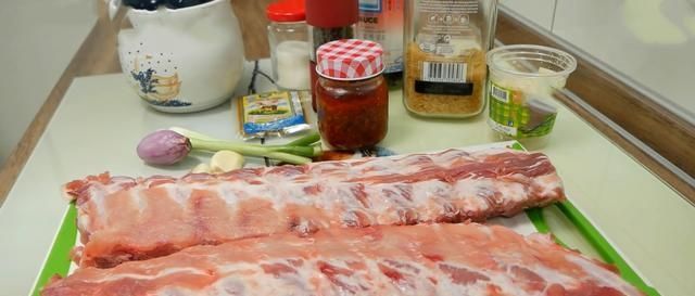 排骨新做法,腌好后放塑料袋里摇一摇,鲜香入味,比炖排骨香