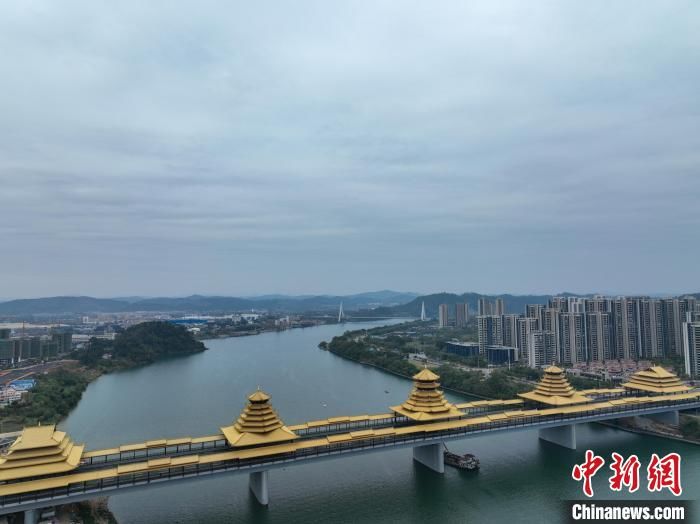 打卡桥|广西柳州万吨跨江风雨桥通车 成“网红”打卡桥