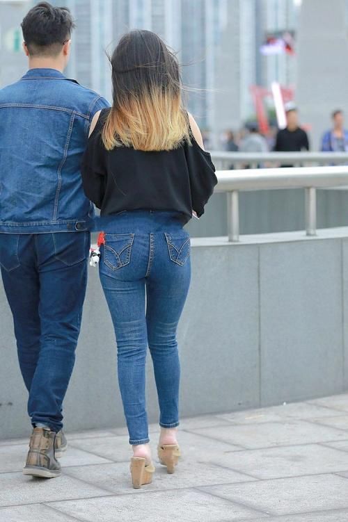 街拍：小姐姐逛街成焦点，一举一动都显高级感，不可拒绝地魅力