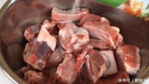 排骨不要直接用水洗,会越洗越脏,教你1个妙招,脏东西全跑出来