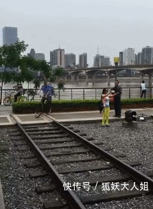 新娘,你这是在家迫不及待了吗?居然自己找