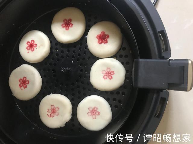 中式点心白皮酥做法,猪油和面静置半小时,成品香酥还不腻