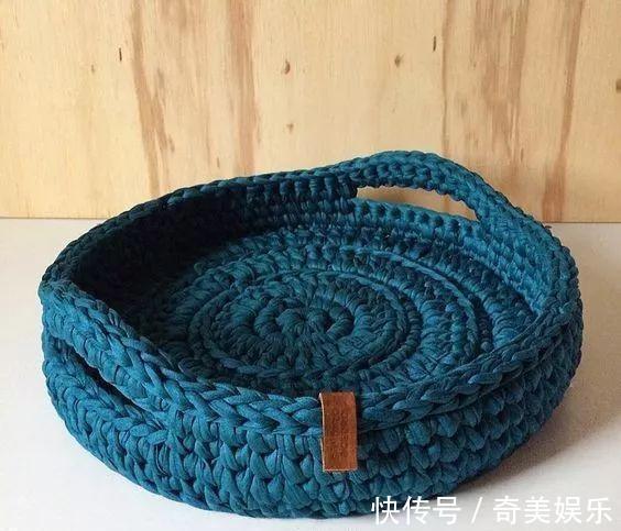 旧衣服剪几刀，制作布条线，拿来钩编收纳盒，非常实用！附教程