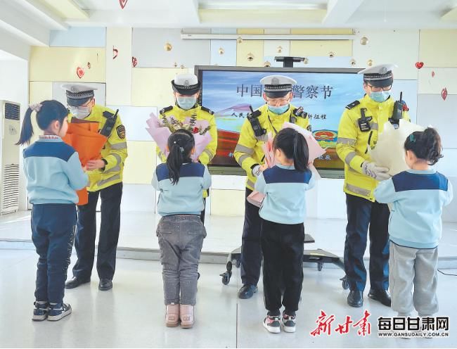 小朋友们|兰州：交警走进幼儿园 带着萌娃学交规