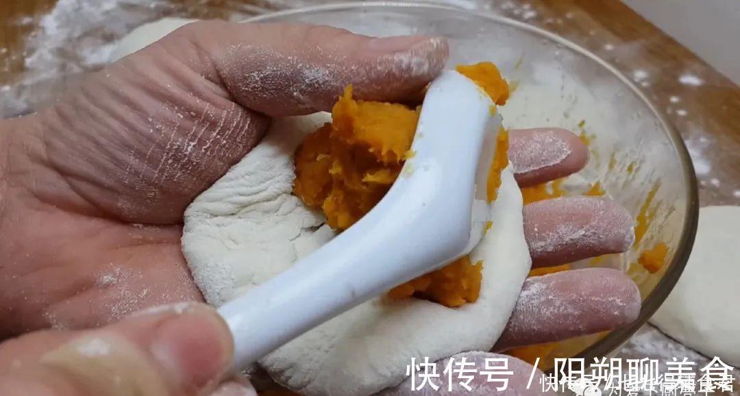 红薯别只会烤着吃了,锅里蒸一蒸,个个松软香甜,想吃都买不到