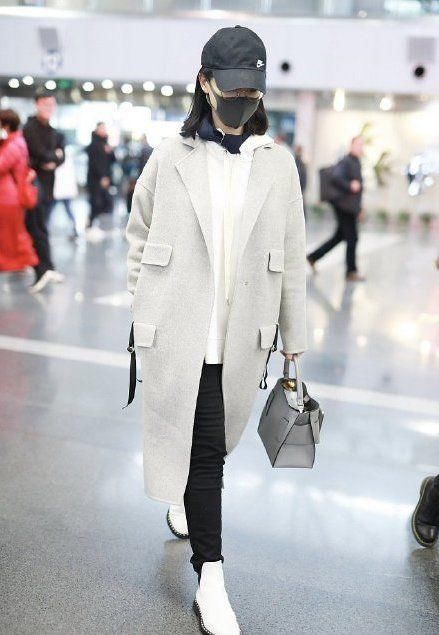 高雅|女明星太有女人味儿,灰色大衣混搭白色连帽衫,穿出高雅风