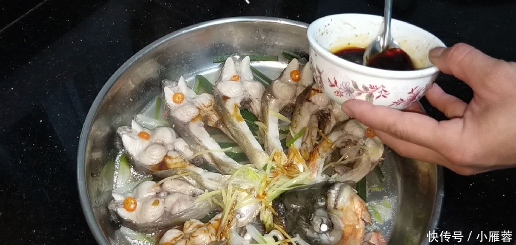 美味|爱吃鱼的收藏喽,学会鱼肉一个特色做法,简单美味,出锅太漂亮了