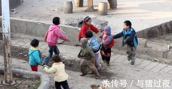 爸爸|6岁孩子一人在家做饭, 爸爸去世妈妈走了, 网友称看不下去了!