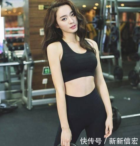 小姐姐爱穿紧身打底裤，柔软细腻的穿着非常显高，很有时尚感