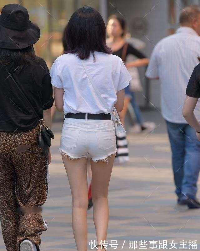 小个子 咖色罗马凉鞋搭白色短裤，完美突显身材特点，轻松随意又自信！