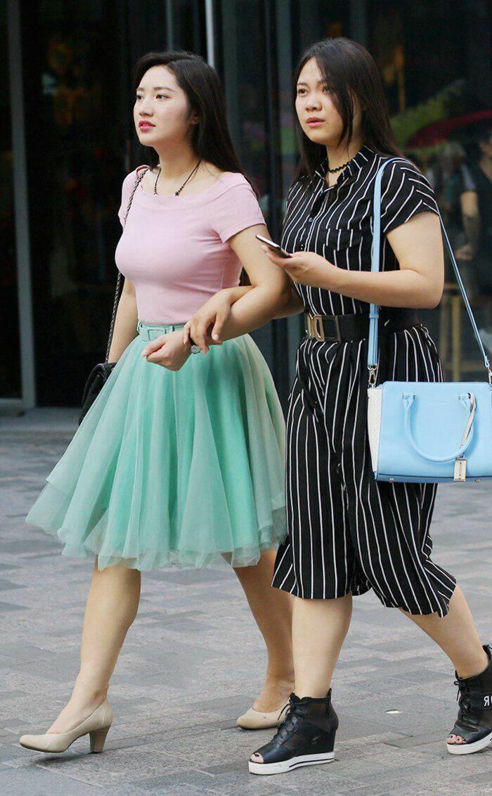 街拍：月貌花容的小姐姐，身穿白色的连衣裙，优雅气质女人味