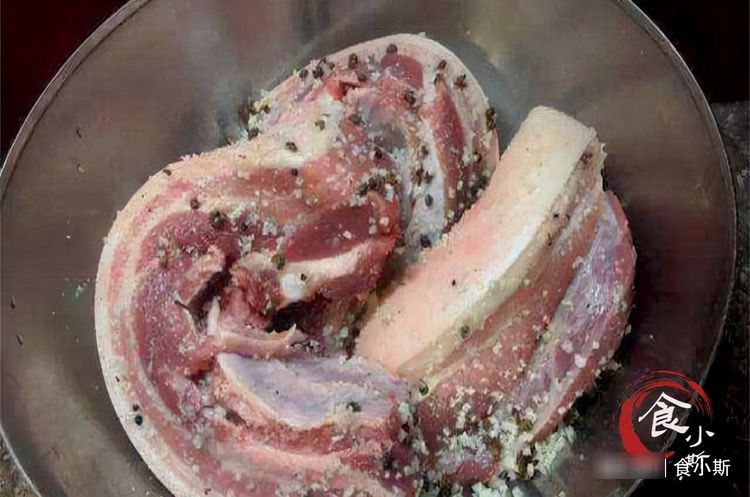 腌腊肉不能直接抹盐,想要味道香还入味,不霉不臭,这3步不能少