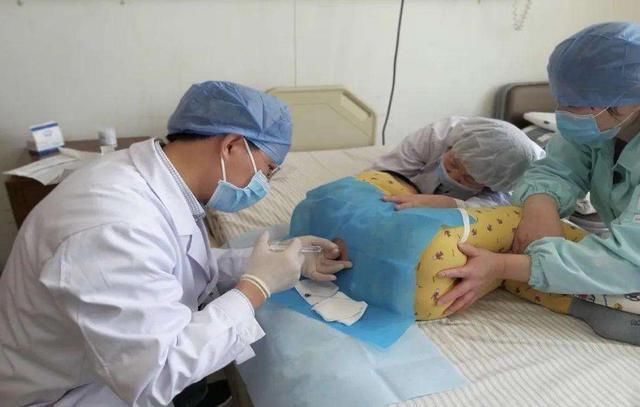 乘客|“谁有吃的给我孩子吃一点”父亲在公交上求助，得知原因乘客泪奔