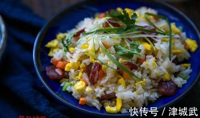 剩饭救星,一个小妙招让你的米饭好吃到爆,五分钟就能上桌!