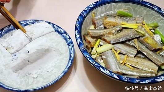 炸带鱼时,万万不可直接下锅炸,多加这1步,带鱼不腥不腻又酥脆