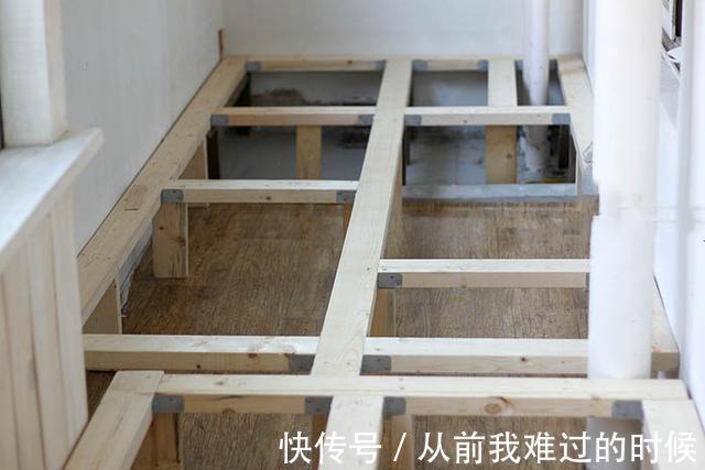 小户型|以后阳台学他这样装,抬高30公分,做个甲板地台,啥都能塞里面!