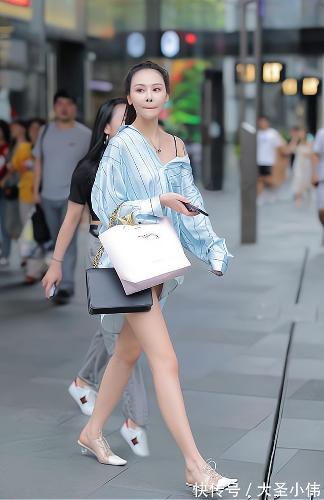穿法|美女街拍:想把衬衣裙穿得更加出众就要有新的穿法,今年这样穿,时髦又个性