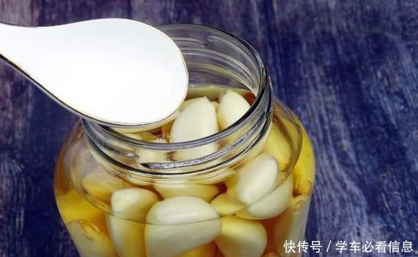 腌腊八蒜,用米醋还是陈醋做对这一步,大蒜个个翠绿又好吃!