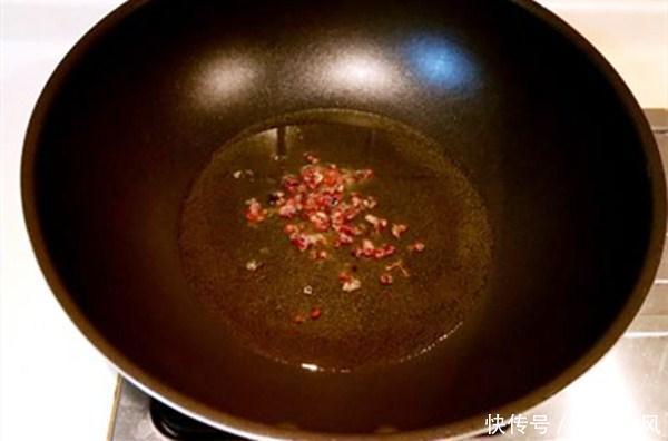 年夜饭,别总是大鱼大肉的,学会这道“万能凉拌汁”,拌啥啥香