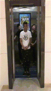 |搞笑GIF:刚领完结婚证,女朋友整个人都飘起来了!