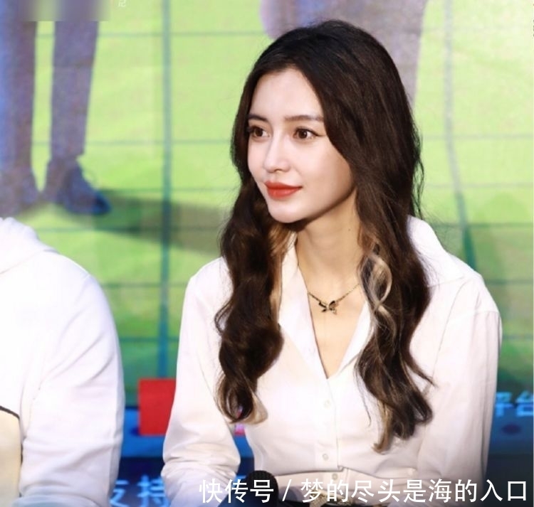 杨颖穿裙子现身发布会,大家坐一起热聊时,谁注意到黄旭熙的举动