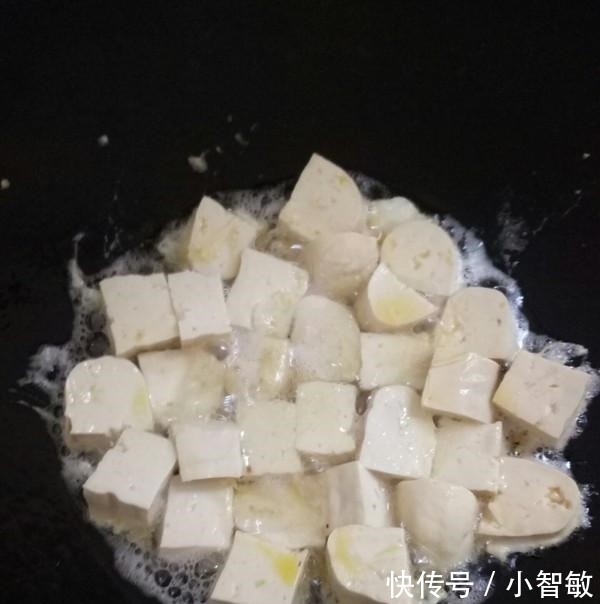  豆腐不要直接下锅炸，加上2个鸡蛋，比吃肉还香，吃完上瘾还想吃