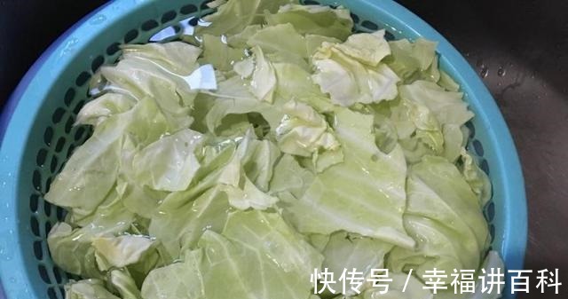 手撕包菜的正宗做法，只需简单2步，比饭店里面的还好吃