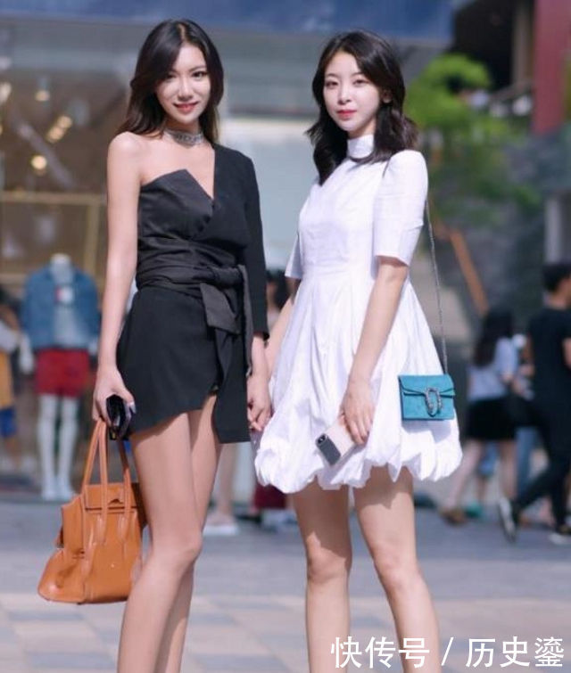 街拍俏美靓丽的小姐姐,穿搭时尚紧身牛仔裤,休闲又大方