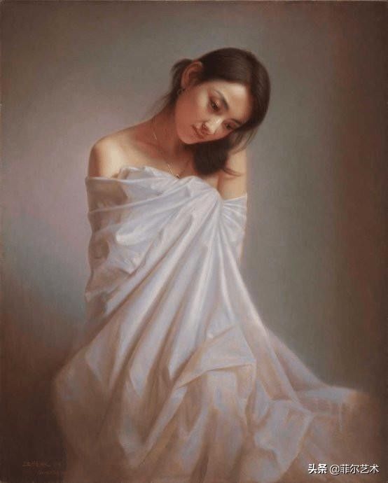 年轻画家人体油画中的美艳少妇,身披薄纱,难掩玲珑曲线
