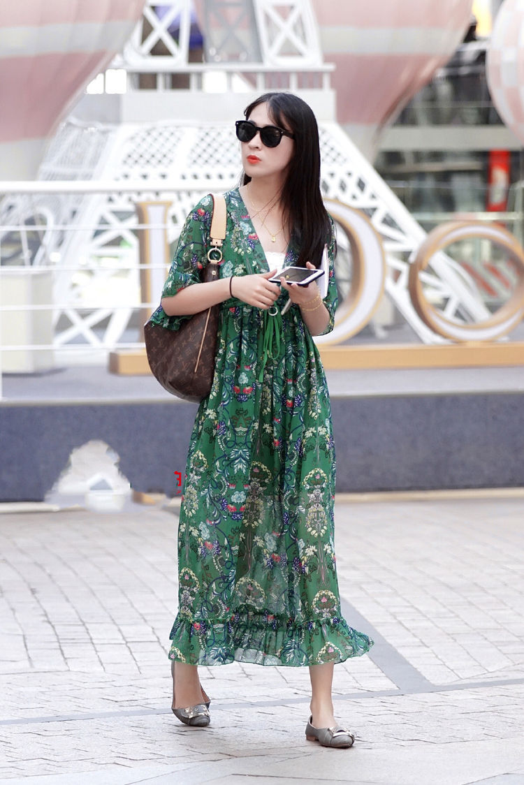 街拍:美女穿绿色的孔雀群,完美的身材和气质,优雅又迷人!