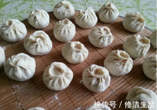 吃起来|包子馅怎么调吃起来鲜嫩多汁？面点世家传人教你几个技巧，特管用