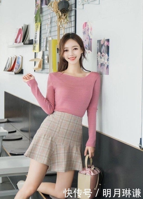 简约时尚透气羊毛打底衫搭配高腰百褶裙,穿搭甜美可爱,时尚迷人