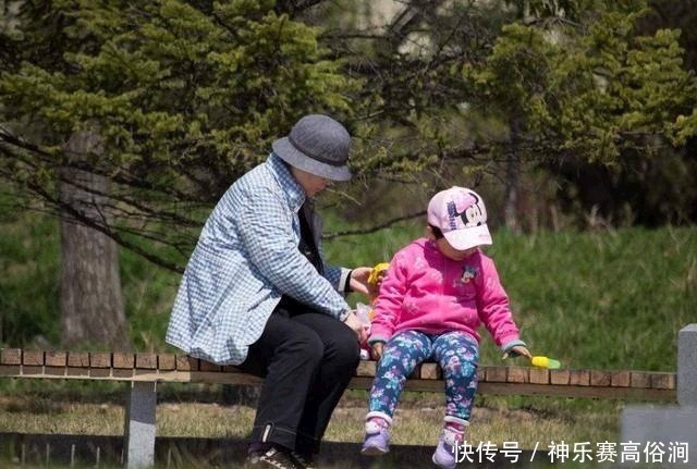 老妈|婆婆拒绝带娃,直言“谁生的谁带,我没义务”夫妻俩听后被点醒