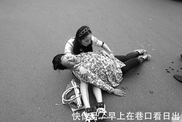 熊孩子|5岁孩子把冰淇淋掉地上，妈妈的教育方式，惊艳到了众人！