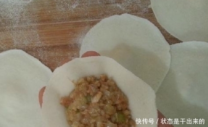 鲜嫩|做酸菜饺子时，掌握调馅技巧和用料，饺子鲜嫩多汁，越吃越好吃！