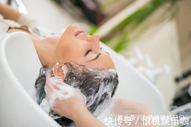 头皮|头发隔多久洗一次最好?很多人还不知道,难怪头发越掉越多