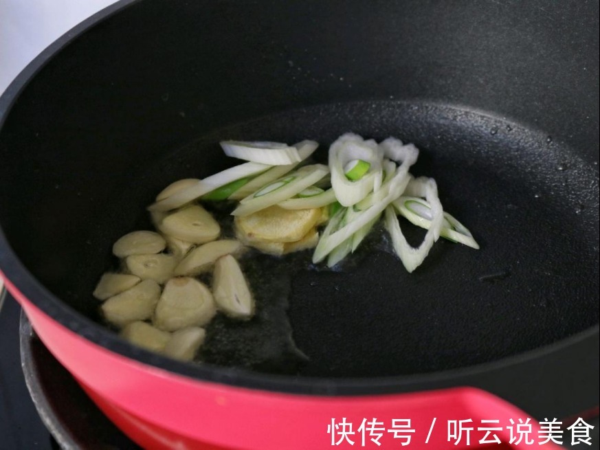 番茄鱼家常做法，鱼片滑嫩如豆腐，汤汁酸爽开胃！