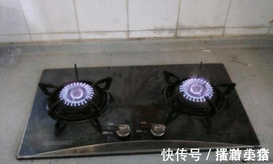 煤气灶越擦越脏10年老保姆教你1招,撒点“它”,洁净如新