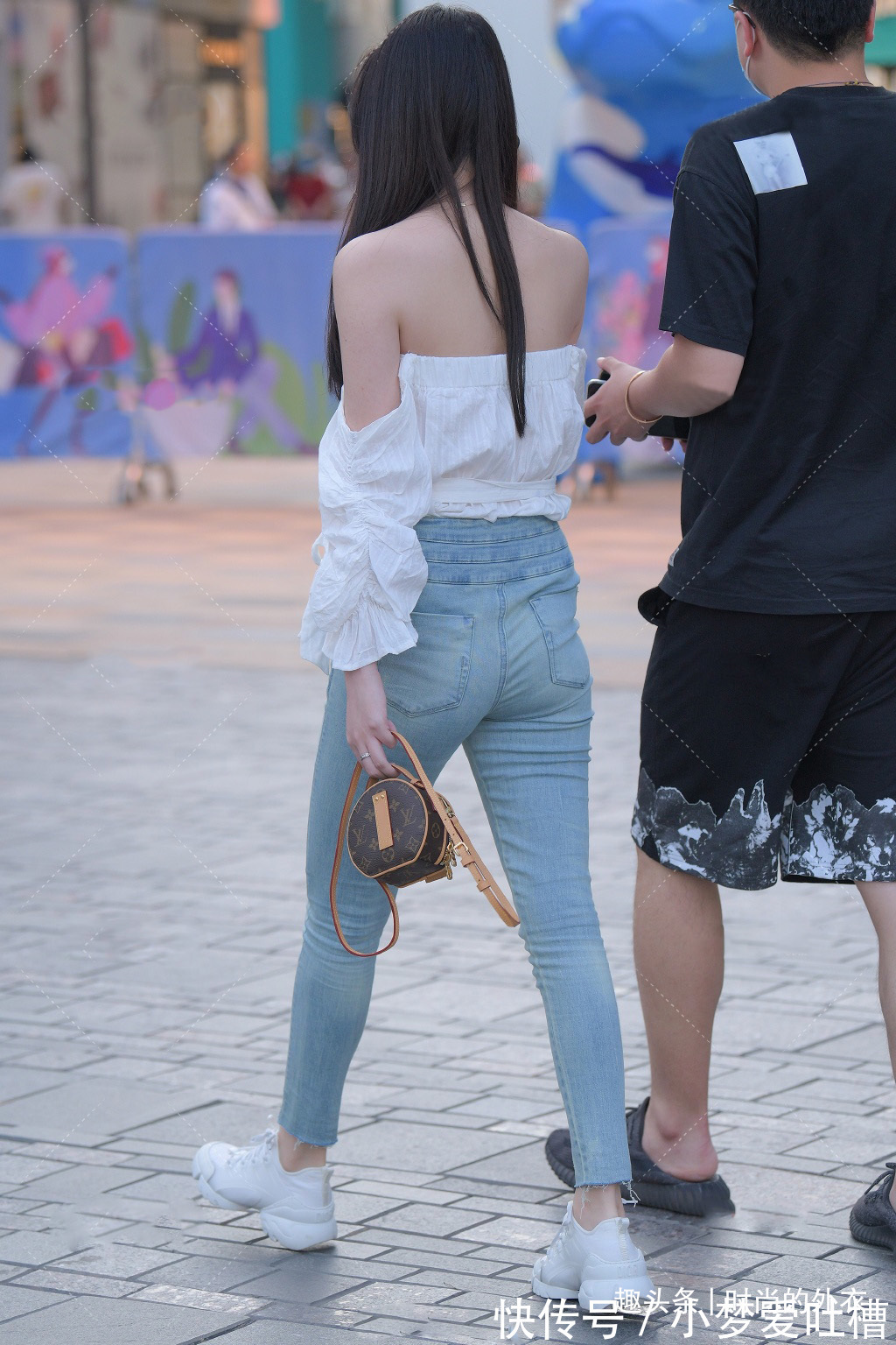 牛仔裤 时尚女生真会穿,高腰牛仔裤搭配露肩衫,清凉个性还显身材