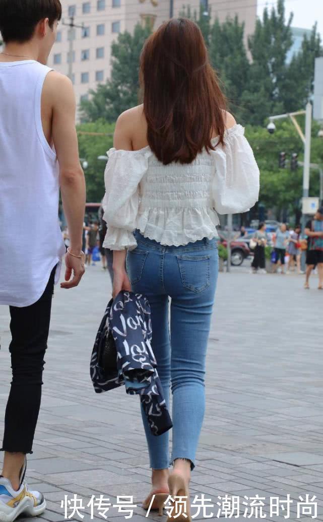 街拍美女:有了牛仔裤的陪伴,让小姐姐轻松拥有时尚美感