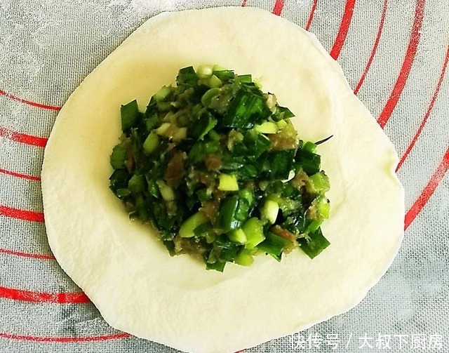 盒子|喜欢烙盒子吗?大叔教你韭菜馅饼,皮薄馅大,外酥里嫩,挺好吃!