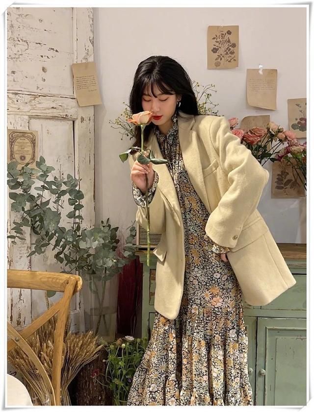 最近火了一种穿法：“西装+碎花裙”，又温柔又优雅，春天穿正好