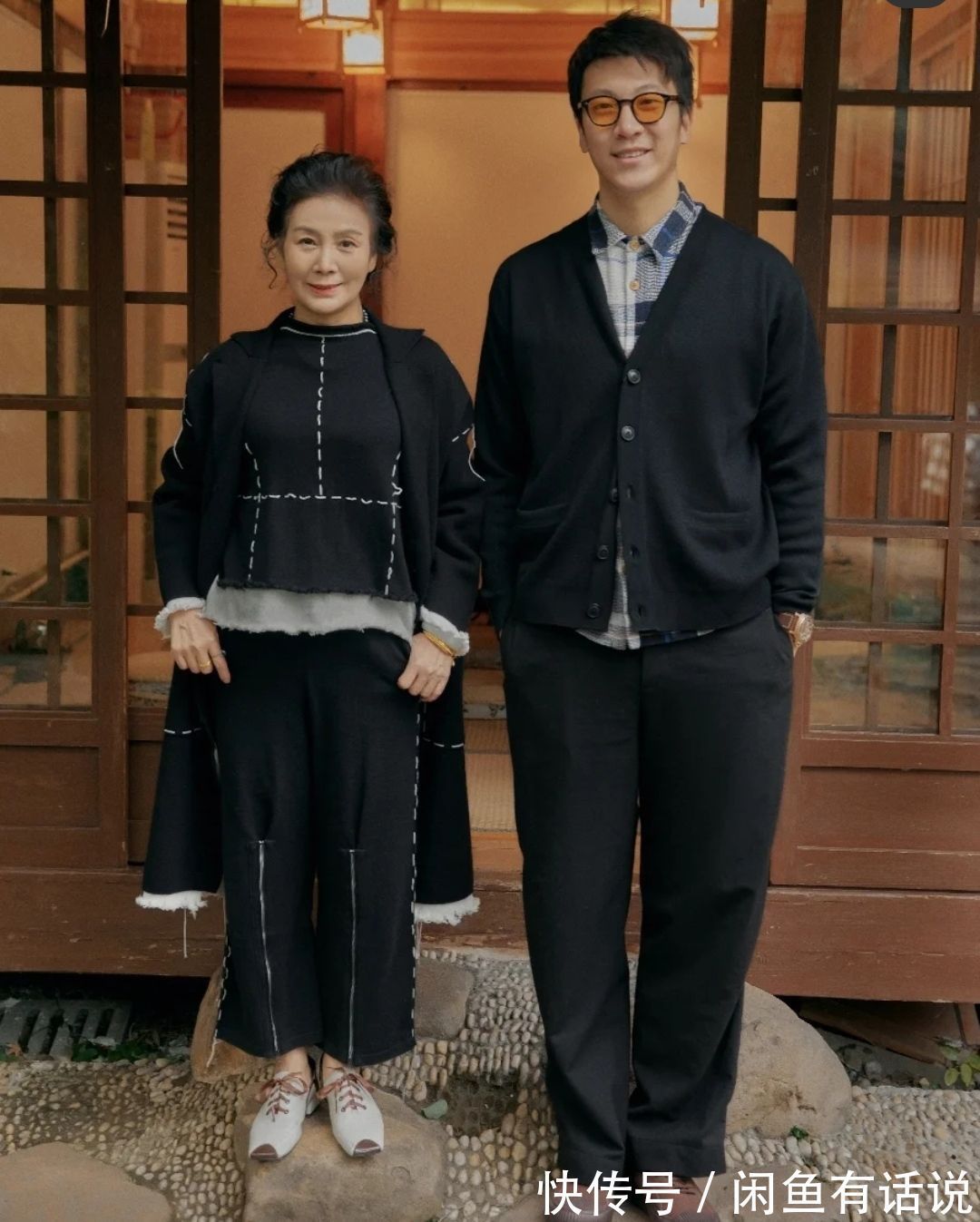 黑裤 岁月不败美人,65岁阿姨的黑白穿搭好美,和1米95儿子同框太惊艳