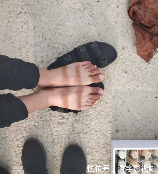 马路天使|男子晒“渐变色”皮肤,网友不服,一场“比惨”大赛开始了