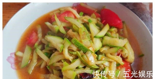 婆婆在家过生日,当天我特意下厨做一桌菜,饭后要把财务给我保管